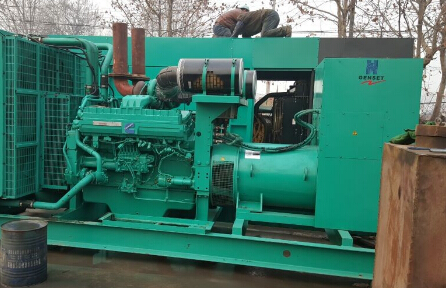 泾阳发电机组如何判断水冷式机油散热器内部是否需要清洗？